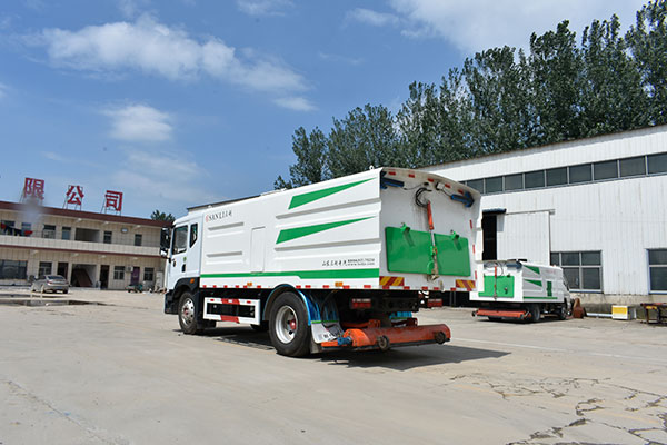 東風滾掃式吸塵車